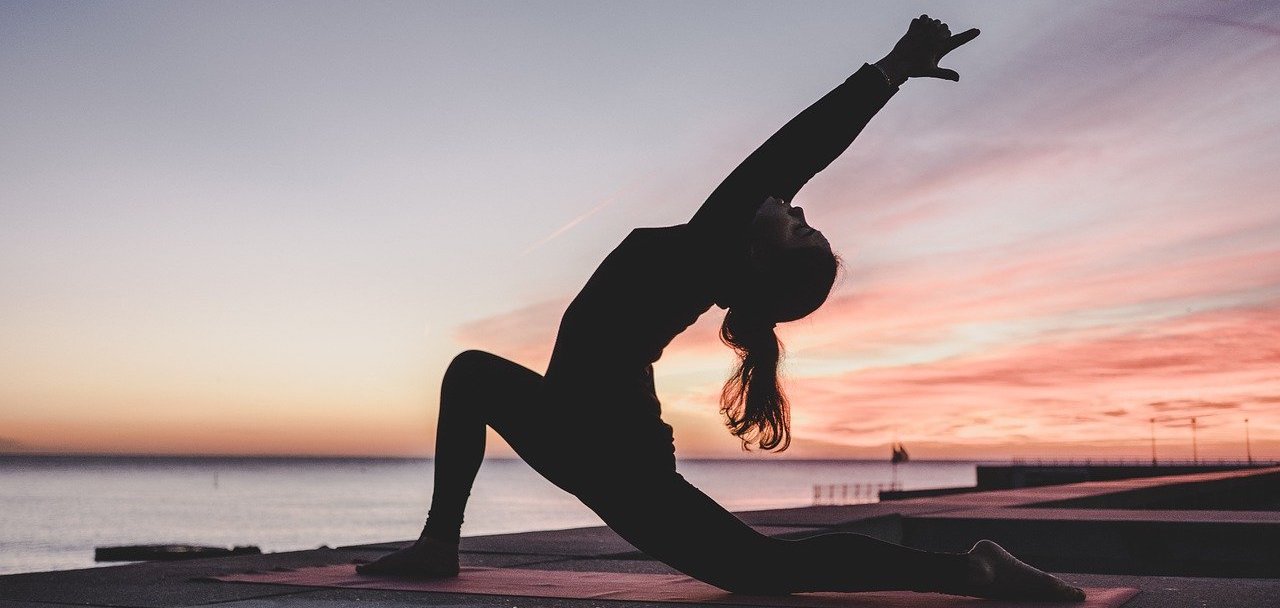 Eine Frau beim Yoga: Erkrankungen des Skelett- und Bewegungsapparates sind der zweithäufigste Auslöser einer Berufsunfähigkeit.